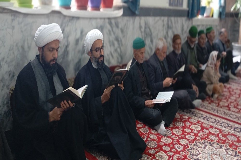 قرائت سوره فتح و اقامه نماز جماعت ظهر و عصر در مسجد جامع شهر بار