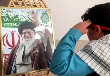 ادای احترام دهه نودی‌های میبد به مقام معظم رهبری