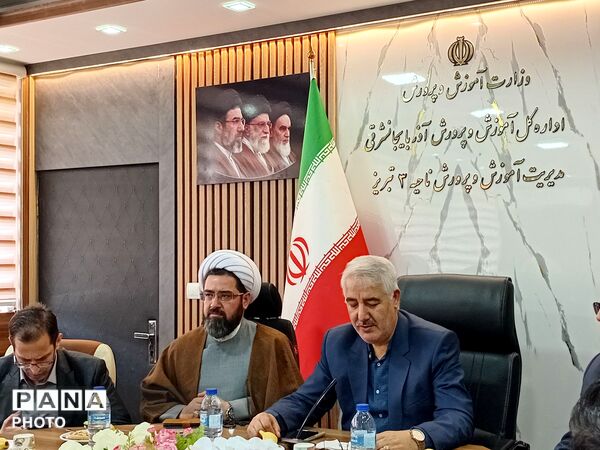 آیین سپاس معلم در ناحیه ۳ تبریز 