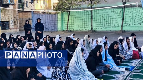 نماز جماعت باران در آموزشگاه شهید فتحی‌پور ناحیه یک شهرستان بهارستان