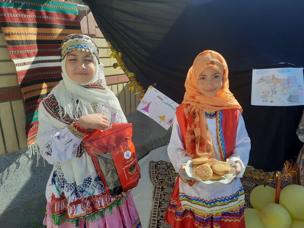 دانش‌آموزان دبستان نیک‌اندیشان چناران با جشن فرهنگ روستا و عشایر، اصالت ایرانی را زنده کردند