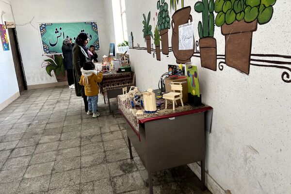 نمایشگاه دانش‌آموزان دبستان دانش آباده به‌مناسبت هفته ماها