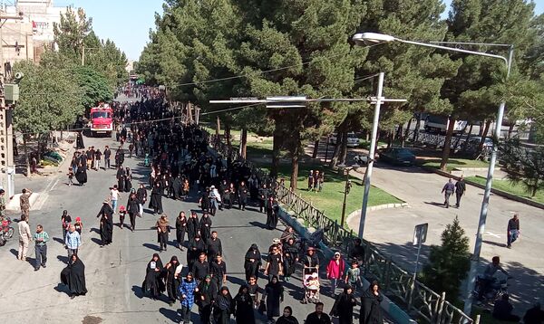 جاماندگان اربعین حسینی در  راهپیمایی حرم تا حرم نیشابور 