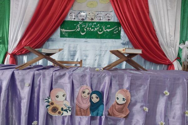 برگزاری جشن دهه کرامت و روز دختر در مدرسه نمونه دولتی فدک