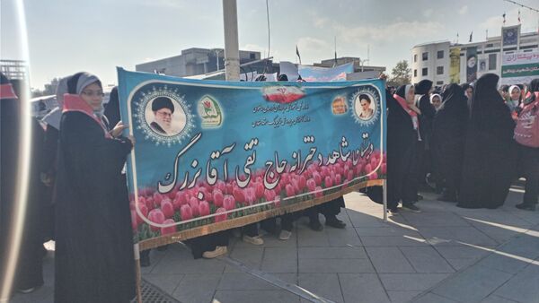 راهپیمایی به مناسبت ۱۳ آبان در میدان شهدا 