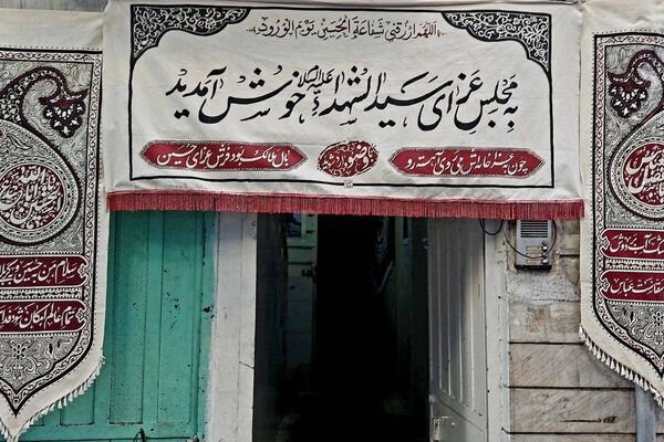 نصب تصاویر شهدا و کتیبه های محرم در هیئت‌ مسجد صاحب‌الزمان(عج)