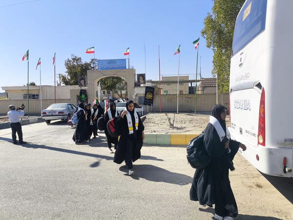 اعزام دانش‌آموزان دختر مدارس سندرک به مناطق عملیاتی جنوب کشور