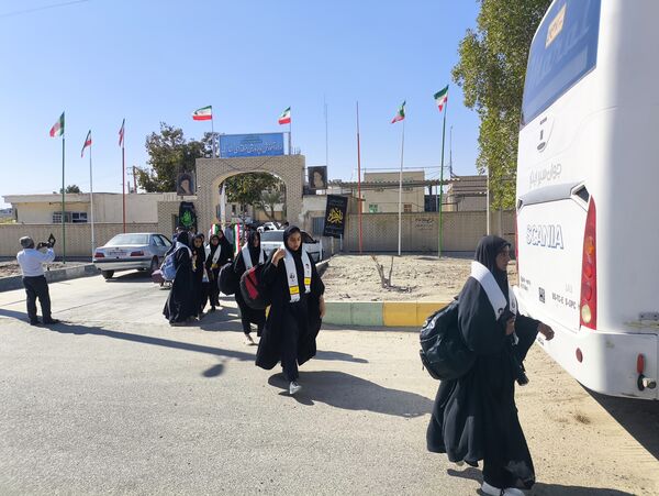 اعزام دانش‌آموزان دختر مدارس سندرک به مناطق عملیاتی جنوب کشور