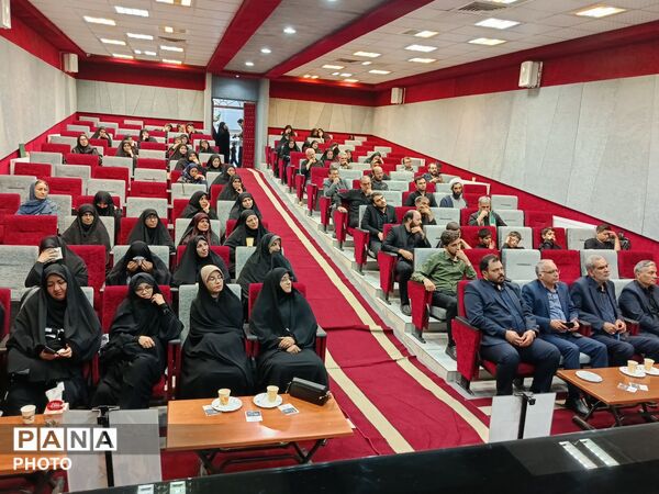 مراسم بزرگداشت رهبر شهید در دبیرستان فرزانگان ۴ در ناحیه یک مشهد  