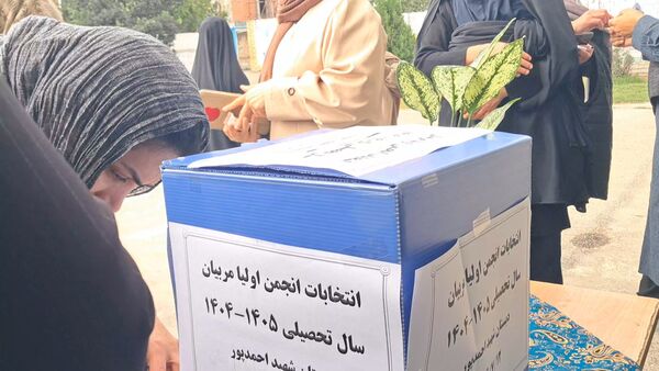 جلسه انتخابات انجمن اولیا و مربیان در دبستان شهید احمدپور قائمشهر