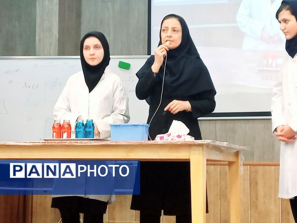 نمایشگاه دست‌سازه در دبیرستان مصلی نزاد حضرت زهرا(س) ناحیه سه