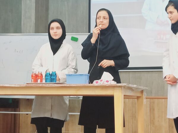 نمایشگاه دست‌سازه در دبیرستان مصلی نزاد حضرت زهرا(س) ناحیه سه