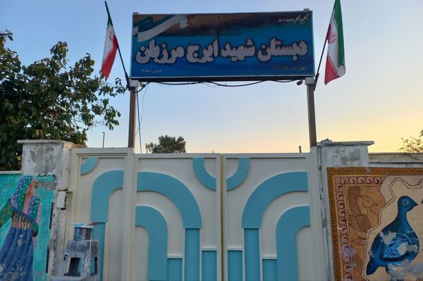 بچه‌ها پای کار زیبا سازی مدارس کم برخوردار در راستای عدالت آموزشی 