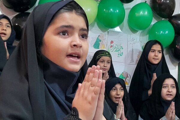 طنین نوای عشق و عزا؛ مراسم عزاداری دهه دوم فاطمیه در مدارس بهارستان‌دو