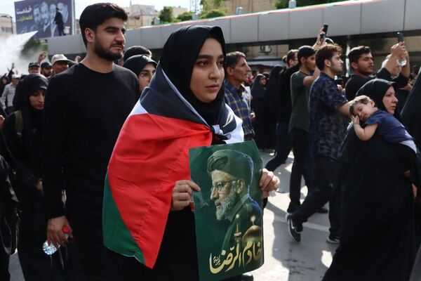سیل خروشان زائران و مجاوران رضوی در مراسم تشییع پیکر شهدای خدمت