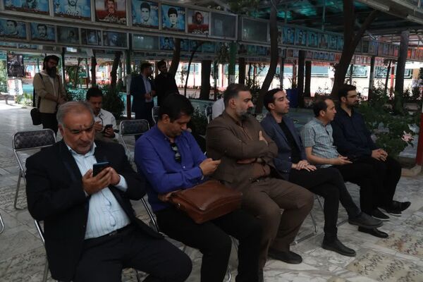 آیین غبارروبی مزار شهدا با حضور اصحاب رسانه در قم