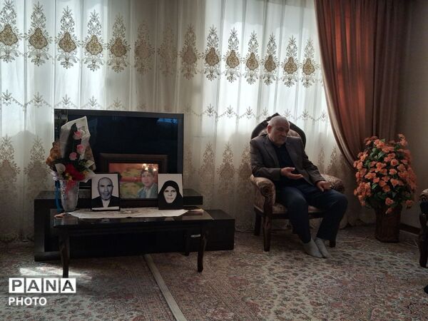 دیدار مدیر آموزش و پرورش ناحیه پنج مشهد با برادر شهید خیرزاده