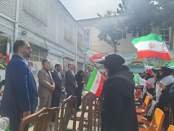 مراسم باشکوه زنگ ایثار و مقاومت در مدرسه شاهد تکتم ناحیه ۳