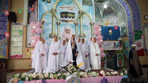 حضور پرشور مکلفین در مصلی بزرگ امام خامنه‌ای(مدظله العالی) با حضور بیش از ۱۰۰۰ هزار دانش‌آموز شهرستان