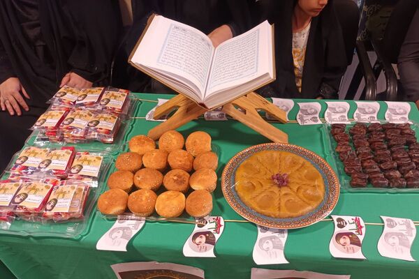 برپایی ایستگاه صلواتی و سفره حضرت فاطمه زهرا (س) در دبستان بنت‌الهدی فیروزکوه