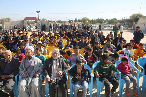 پیاده روی خانوادگی در روستای چاهکوتاه شهرستان بوشهر