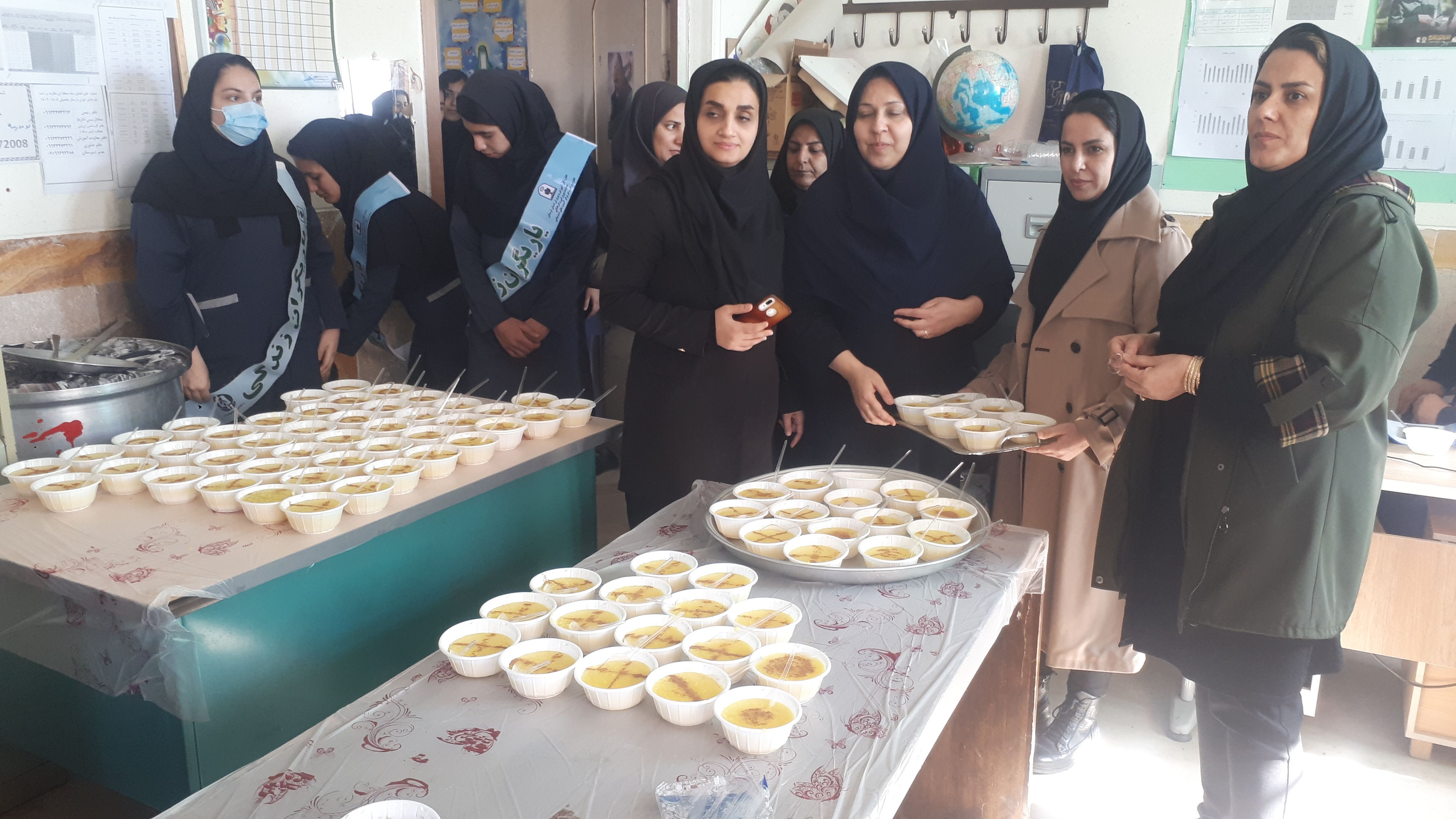 همبستگی و شادی دانش‌آموزان با جشن بزرگ شله‌زرد در دبیرستان خدیجه کبری(س) منطقه زاغه