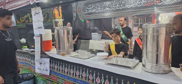 پذیرایی موکب سازمان دانش‌آموزی شهرستان اسفراین از عزاداران امام حسین (ع)