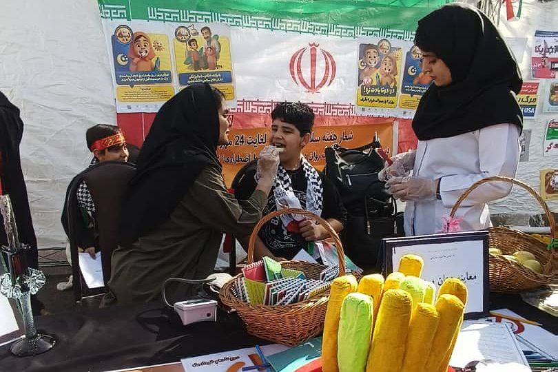 برپایی غرفه سلامت در حاشیه راهپیمایی یوم‌الله ۱۳ آبان در ورامین