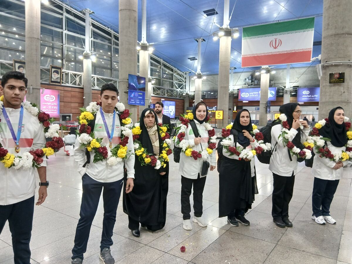 ساعقه طلایی در آسمان ورزش ایران/ بازگشت طلایی‌پوشان بلندقامت دانش‌آموز ایران با کاپ قهرمانی + فیلم