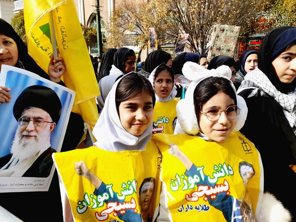 راهپیمایی روز دانش‌آموزان در ناحیه 6 مشهد 