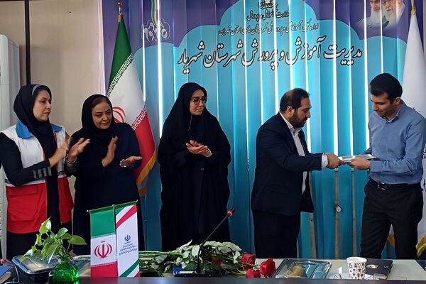 تقدیر از مراقبین سلامت و ارگان‌های مرتبط با حوزه سلامت در اداره آموزش و پرورش شهریار 