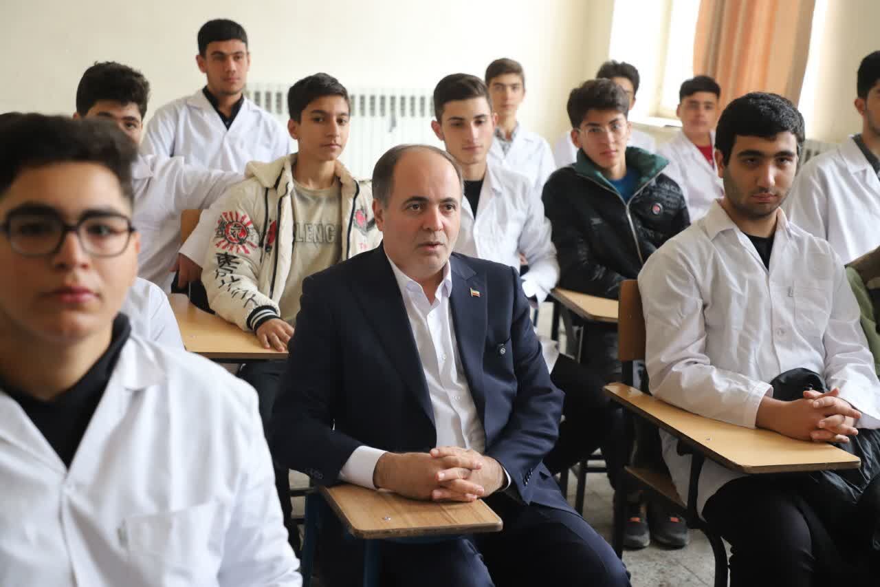 حضور وزیر کشاورزی در مراسم صبحگاهی هنرستان کشاورزی تبریز