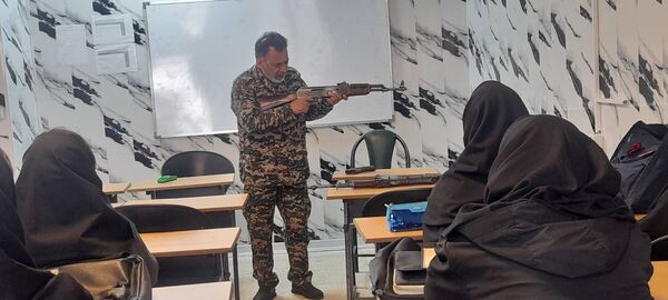 برگزاری کارگاه آموزشی تیر اندازی با اسلحه در هنرستان آفرینش پردیس 