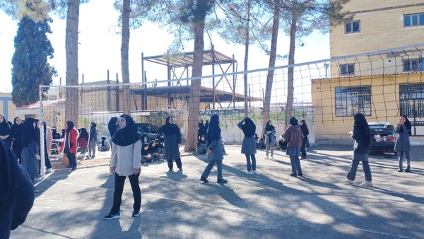 آیین نواختن زنگ انقلاب در دبیرستان حضرت معصومه(س) شهرستان خلیل‌آباد 