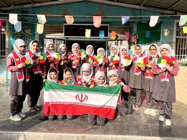 جشن با شکوه دهه فجر در دبستان صدف