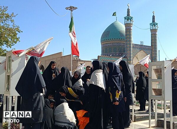 غبارروبی گلزار شهدا توسط دانش آموزان دبیرستان فرهیختگان