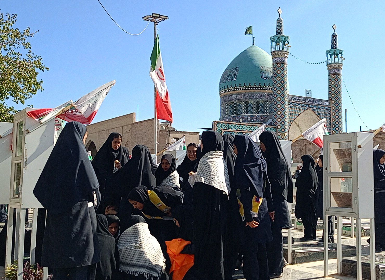 غبارروبی گلزار شهدا توسط دانش آموزان دبیرستان فرهیختگان