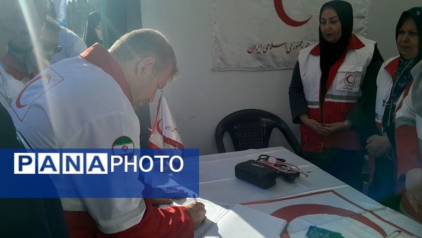 بازدید دبیرکل جمعیت هلال احمر کشور از غرفه‌های خدمت‌رسانی شهر کرج در نوروز 