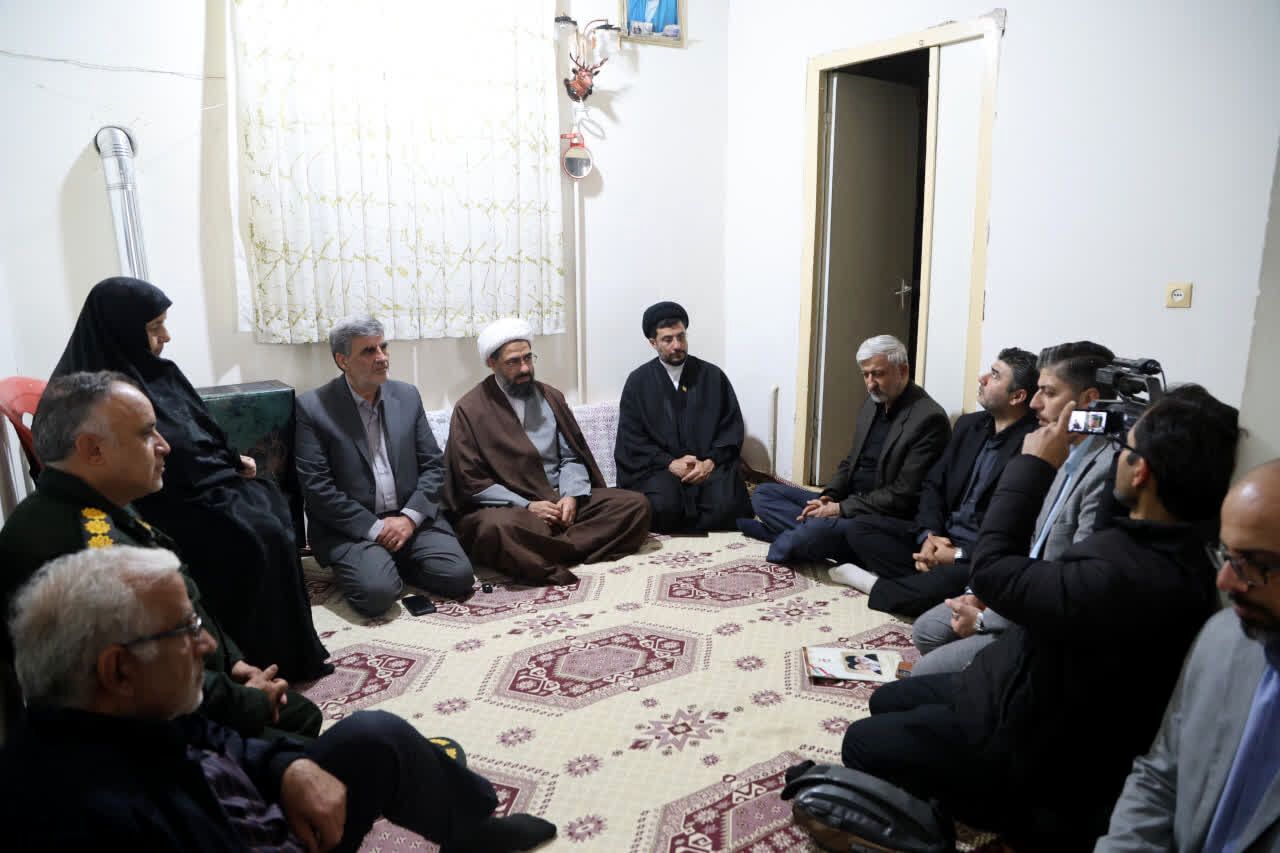 مسئولان وظیفه دارند همواره خادم خانواده‌های معظم شهدا باشند