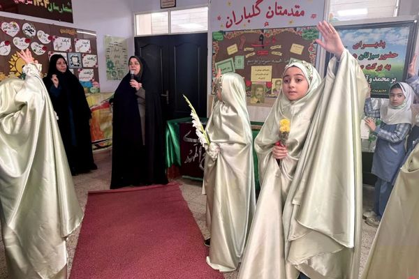 پرچم متبرک امام حسین(ع) میهمان دانش‌آموزان مدرسه زنده‌یاد قمصری