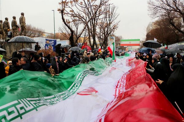 خلاقیت و نشاط دانش‌آموزی در غرفه‌های آموزش و پرورش در مسیر راهپیمایی ۲۲ بهمن