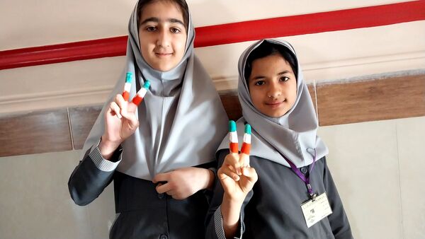شکوه حضور دانش‌آموزان شهید مطهری در راهپیمایی ۱۳ آبان