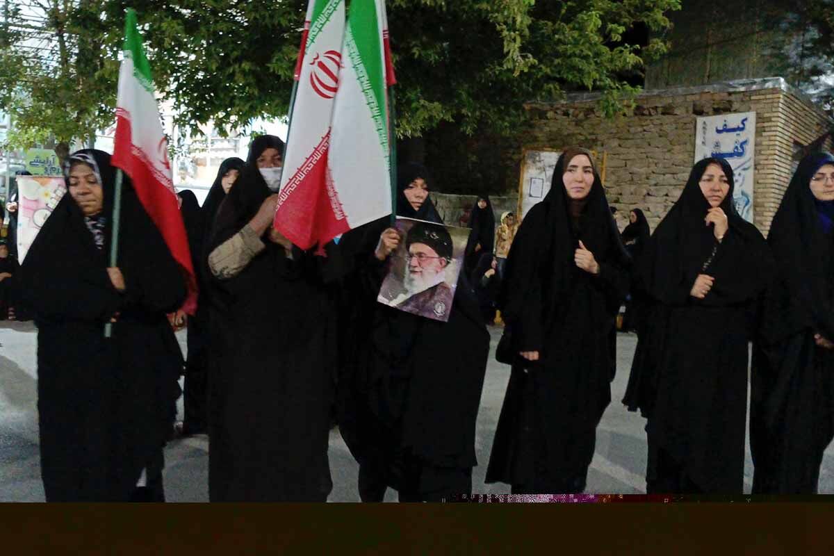 مردم شهر راز 141 شب متوالی در میدان معلم مقابل استکبار ایستاند