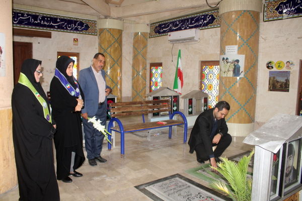 تجدید میثاق مدیر سازمان دانش آموزی استان بوشهر با شهدا