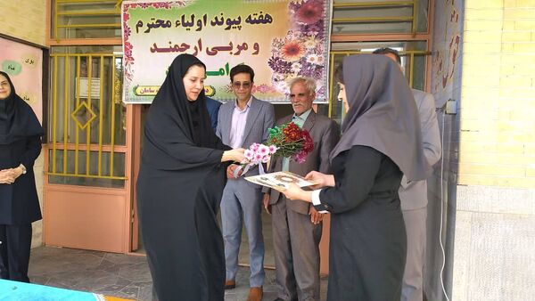 انتخابات انجمن اولیا و مربیان در دبستان دخترانه شهدا سامان 