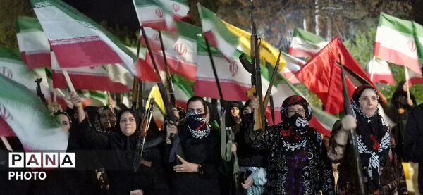 مرزنشینان ایستاده اند مانند زاگرس