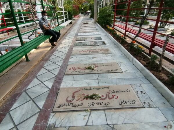  بزرگداشت شهدای ۱۵خرداد در گلزار شهدای شیراز