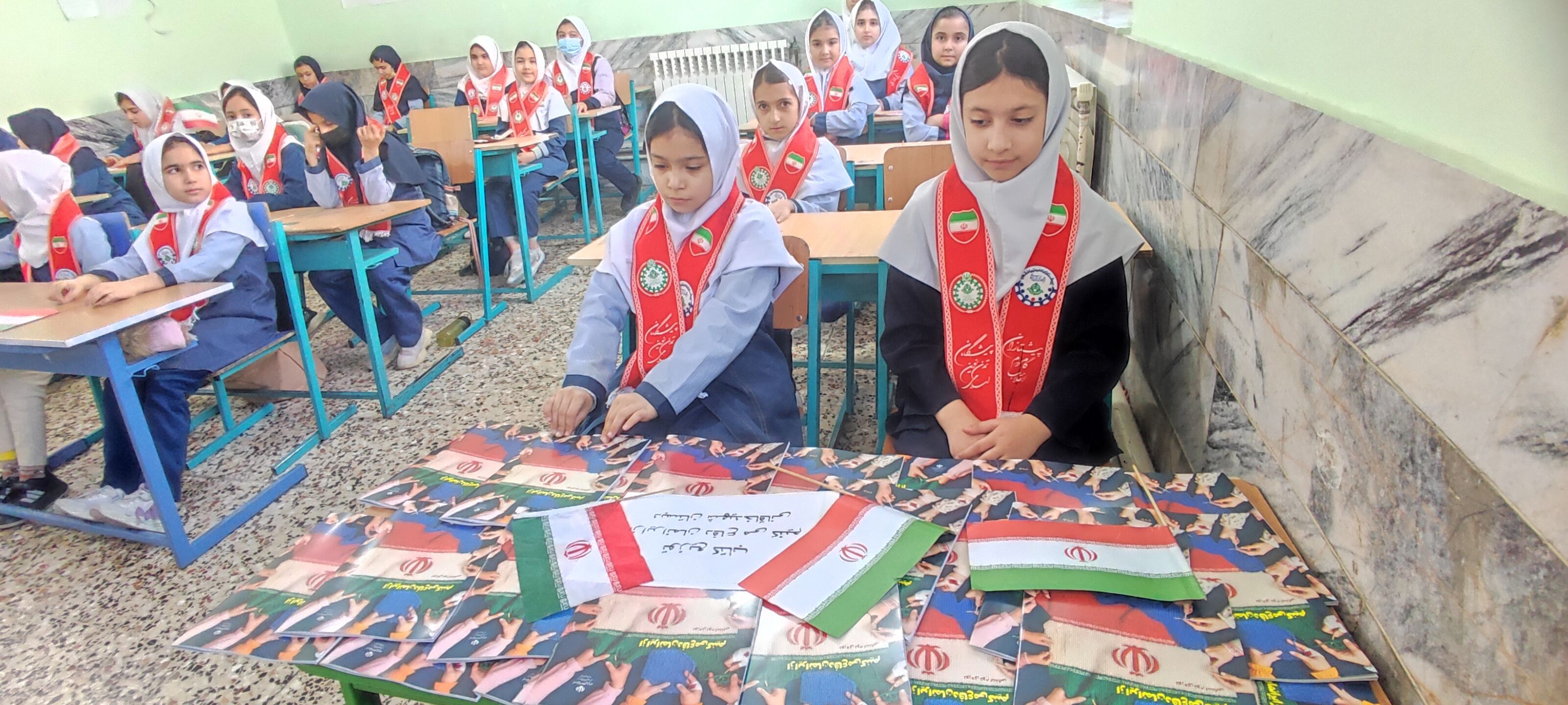 توزیع کتاب « از ایرانمان دفاع می کنیم » در بین دانش‌آموزان پیشتاز مدرسه شهید خاقانی شهرستان شیروان
