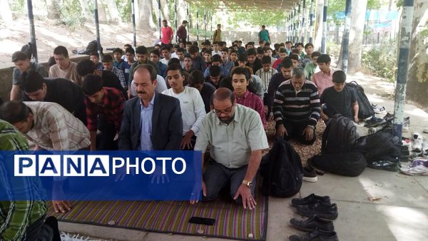 اولین نماز جماعت پایه دهمی ها همراه با کادر دبیرستان شاهد ابوذر غفاری 