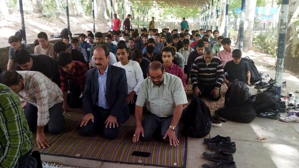اولین نماز جماعت پایه دهمی ها همراه با کادر دبیرستان شاهد ابوذر غفاری 